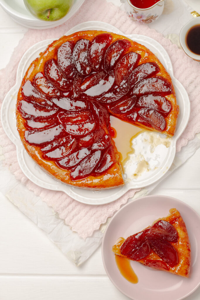 Tarte Tatin served in a pink plate 